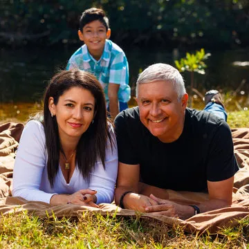 移动端用户使用官方APP的形象展示